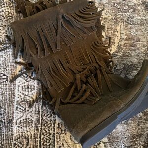 MINNETONKA | 3 Tier Olive Green Suede Fringe Boots Women's Size 9